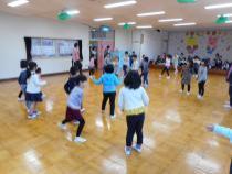 ホールでドッヂボールをしています。