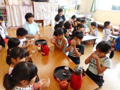 自分たちでお茶をいれ、飲んでいます。