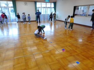 カードをめくって勝負をしています。