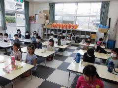 お当番さんが合掌をしておやつの時間になります。