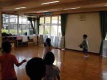 上手にボールを投げています。