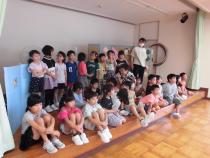見学している児童が並んで応援しています。