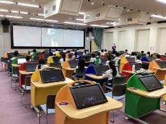 みんなでゲームをしています。