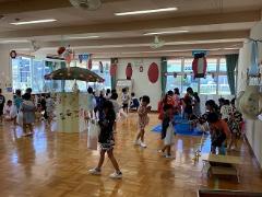 夏祭りをしています。