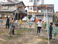 公園のブランコで、遊んでいます。