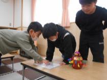 問題をよく見て読んでいるところ