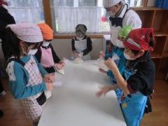 袋を振って生地をまとめます！