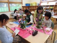 自信がないのか、先生の指導を待ちながらの生花。