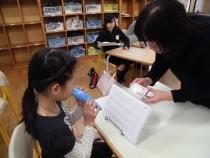 音符や記号・リズムの勉強もして、チューナーでの音合わせもやっています。