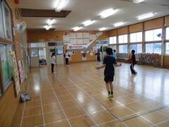 異学年が交わり遊びを工夫して楽しんでいます。