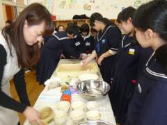 中学生がお手伝いに来てくれました。