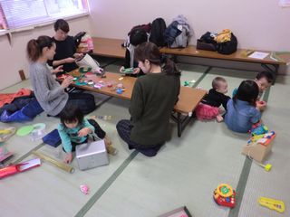 お母さんの側で子たちは楽しく遊んでいます