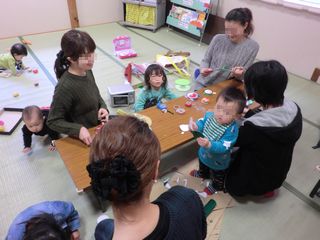 親子同士の交流やおやつを食べたり工作作りをしました