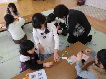 高学年も指導にまわって教えてくれている様子