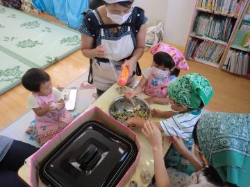 材料をラップで平たくぺったん！ぺったん！する様子