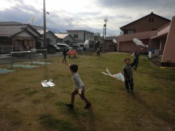 館庭で凧揚げを楽しむ様子