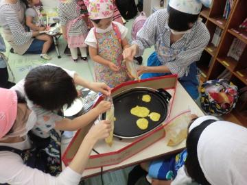 ホットプレートで焼く様子