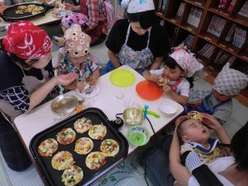 とても美味しく出来上がった料理を楽しむ様子