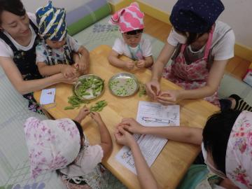 枝豆の豆を鞘から出している様子