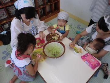 ずんだ餅を食べる様子