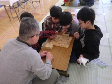 見学する子たちも真剣に考えている様子