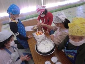 ケーキの飾りつけも上手ですの様子