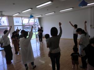 楽しく体操している様子
