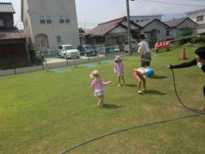 水のトンネルくぐるよの様子