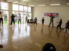 輪になって踊ります