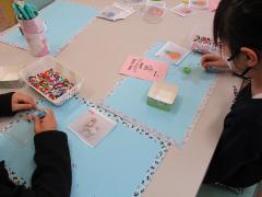 ビーズを並べています