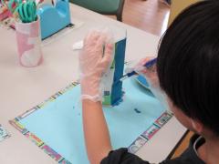 絵の具を塗っています