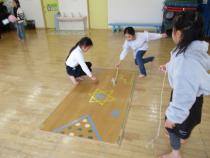 こまを回しています