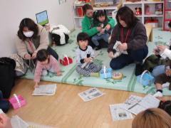 新聞紙を丸めて豆を作っています