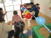 おにの顔の風船に豆まき