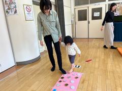 これはどんな素材かな？ままと確認中