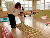 ママといっしょにあそんでいる