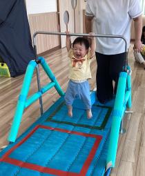 ぶらさがって楽しんでいる