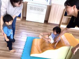 お友だちにすべるところを見せている