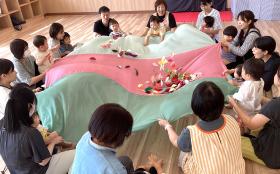 みんなで遊んでいる