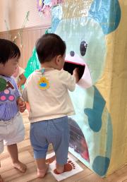 りんごをあげている