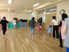 手をつないで歩いている