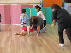 トンネルをくぐっている