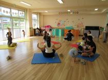 肩甲骨をのばしている