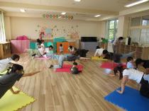 手と足をのばしてバランスをとっている