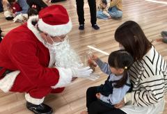 サンタさんにプレゼントをもらう女の子