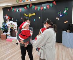 母親に抱かれている子どもたちが挨拶