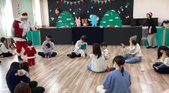 サンタさんと子どもたち