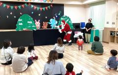 サンタさんが動物にプレゼントをあげている