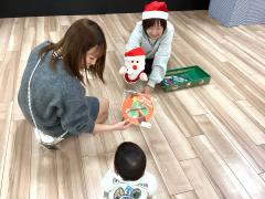 子どもが職員からプレゼントをもらっている