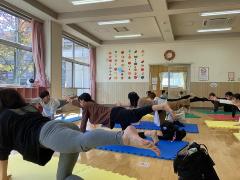 手と足を上げて伸ばしているところ